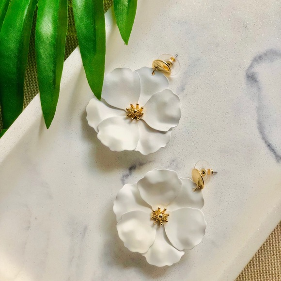 ⭐️LAST PAIR⭐️ Armora’s | White Flower Earrings - Picture 2 of 3